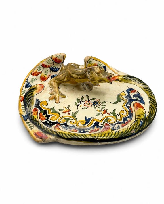 Bandeja de cerámica francesa de Rouen con figura reptil ca. 1930