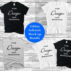Peut inclure: Quatre t-shirts Gildan Softstyle en noir, blanc, gris chiné et blanc. Chaque t-shirt porte l'inscription "YOUR Design HERE Miraclemockup" imprimée sur le devant.