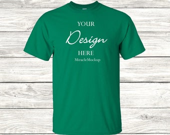 Pode incluir: Uma camiseta verde com o texto "YOUR Design HERE MiracleMockup" impresso na frente.