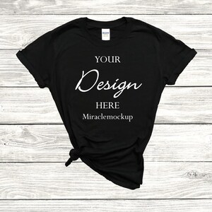 K&ouml;nnte beinhalten: Schwarzes T-Shirt mit dem Text "YOUR Design HERE Miraclemockup" in wei&szlig; auf der Vorderseite.