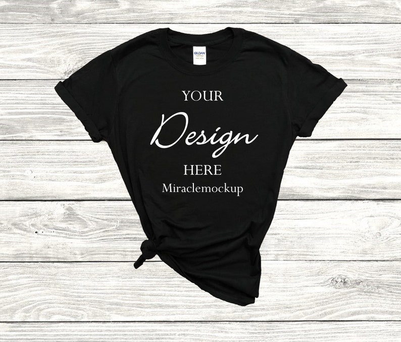 K&ouml;nnte beinhalten: Schwarzes T-Shirt mit dem Text "YOUR Design HERE Miraclemockup" in wei&szlig; auf der Vorderseite.