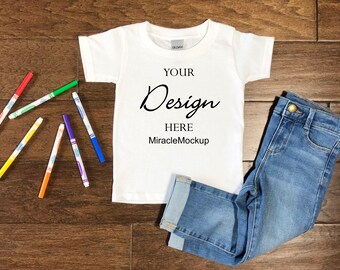 Maqueta de camiseta blanca Gildan para niños pequeños: Plantilla de diseño plano (descarga digital)