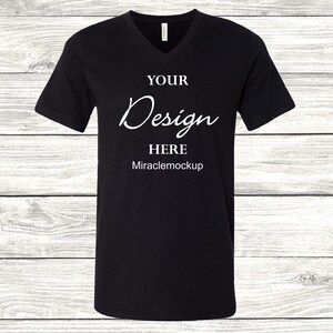 Bella Canvas Black Mock Up Shirt 3005 Maglietta con scollo a V Unisex Uomo Donna Flat Lay Tee Sfondo in legno Mockup T-Shirt Modello ph5