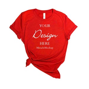 以下が含まれることがあります： 「YOUR Design HERE MiracleMockup」というテキストが前面に印刷された赤いTシャツのモックアップです。