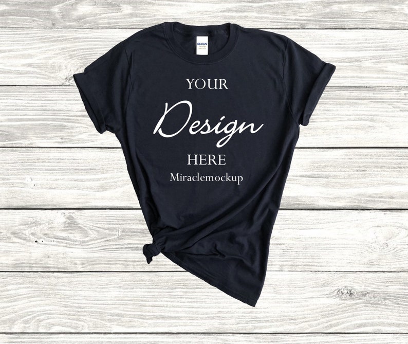K&ouml;nnte beinhalten: Ein schwarzes T-Shirt mit dem Text "YOUR Design HERE Miraclemockup" auf der Vorderseite.