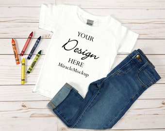 Maqueta de camiseta blanca infantil, vista plana de un niño pequeño (descarga digital)