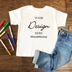 T-shirt blanc maquette pour tout-petits sans étiquette et sans étiquette Chemises pour tout-petits Jeans Marqueurs Modèle de maquette à plat pour enfants nm5