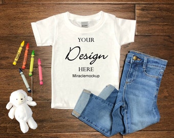 Maqueta de camiseta blanca Gildan para niños: Camiseta para niño (descarga digital)