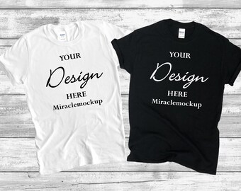 Maqueta de camiseta Gildan 64000: Maqueta de pareja en blanco y negro (Descarga digital)