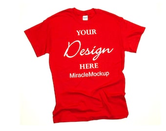 Pode incluir: Camiseta vermelha com o texto "YOUR Design HERE MiracleMockup" impresso em branco.