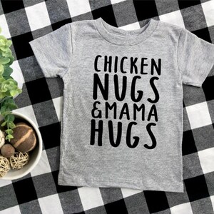 poulet pépites & maman câlins chemise, chemise drôle pour tout-petits, chemise garçon tout-petit, t-shirt tout-petit, cadeau pour fille tout-petit, tee-shirt de pépite de poulet, maman garçon