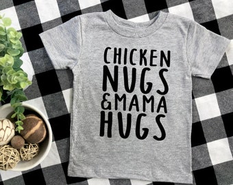 camisa de nugs de pollo y abrazos de mamá, camisa divertida para niños pequeños, camisa de niño pequeño, camiseta de niño pequeño, regalo para niña pequeña, camiseta de nugget de pollo, niño de mamá