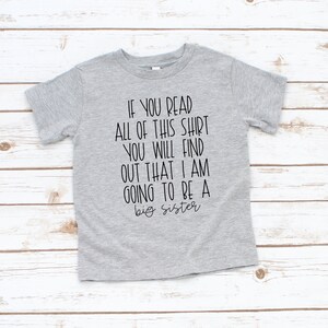 Puede incluir: Camiseta gris de manga corta con texto negro que dice "IF YOU READ ALL OF THIS SHIRT YOU WILL FIND OUT THAT I AM GOING TO BE A big sister".