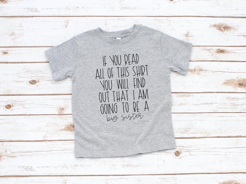 Puede incluir: Camiseta gris de manga corta con texto negro que dice "IF YOU READ ALL OF THIS SHIRT YOU WILL FIND OUT THAT I AM GOING TO BE A big sister".