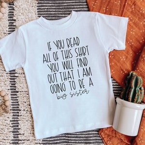 Puede incluir: Camiseta blanca con texto negro que dice "Si lees toda esta camiseta, descubrir&aacute;s que voy a ser una hermana mayor."