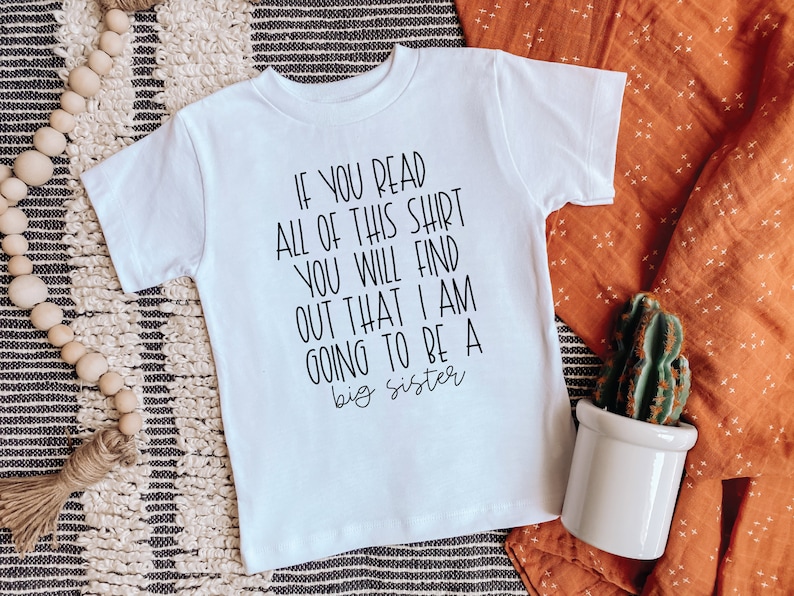 Puede incluir: Camiseta blanca con texto negro que dice "Si lees toda esta camiseta, descubrir&aacute;s que voy a ser una hermana mayor."