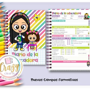 Puede incluir: Cuaderno de espiral con una colorida portada con ilustraciones de dibujos animados de dos niñas. El cuaderno tiene el texto "Diario de la educadora" y "Crazy Crafts" en la portada, y las páginas interiores tienen texto impreso.