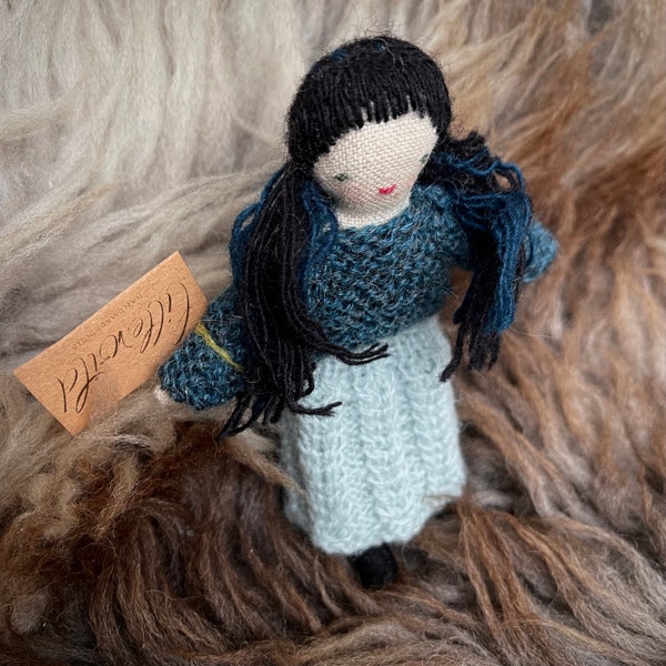 Lille Wild Handgenähtes Miniatur Püppchen aus Leinen und Wolle Handarbeit # lillewild clothdoll handmade miniature doll