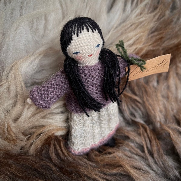 Lille Wild Handgenähtes Miniatur Püppchen aus Leinen und Wolle Handarbeit # lillewild clothdoll handmade miniature doll