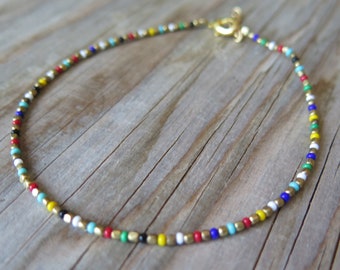 Cheville fine avec laiton et perles multicolores.