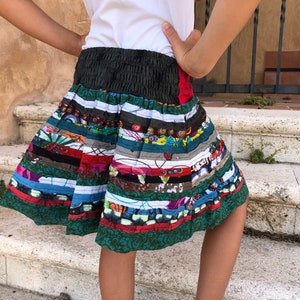 Magnifique jupe en coton pour fille réalisée avec des morceaux de tissu imprimé. Vêtements pour filles, Jupe fille Patchword, Jupe fille évolutive, image 4