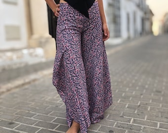 Straight cut trousers with opening at the bottom. Trousers with ethnic prints.