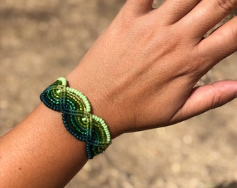 Pulsera Macrame con onda de cuentas de colores. Artesanal. Pulsera ajustable, hanmade,