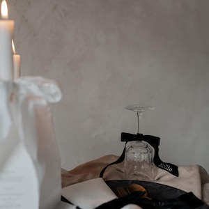 Noeud en verre coupé - Noeud en velours personnalisé avec nom d'invité, initiales, logo - pré-noué - couvert unique - cadeaux de mariage/événement