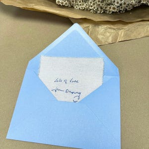 Handgeschriebener Aufnäher für das Brautkleid | Erinnerungsstück „Etwas Blaues“ | Personalisierte Brautstickerei als Andenken