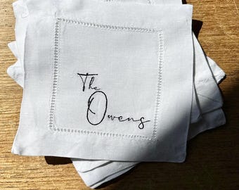 Servilletas de cóctel / Nombre bordado personalizado / Decoración de mesa para recepción de boda / Borde con dobladillo