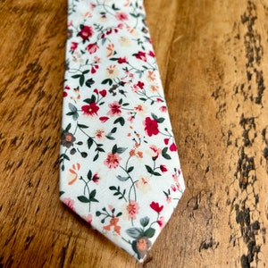 Beautiful Mens Floral Tie - White & Pink