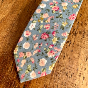 Beautiful Mens Ditsy Floral Tie - Blue Grey, Pink & White