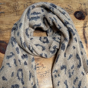 Varm, mysig, supermjuk leopardullscarf - brun, svart och silver