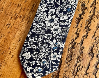 Hermosa corbata floral para hombre - Azul marino y blanco