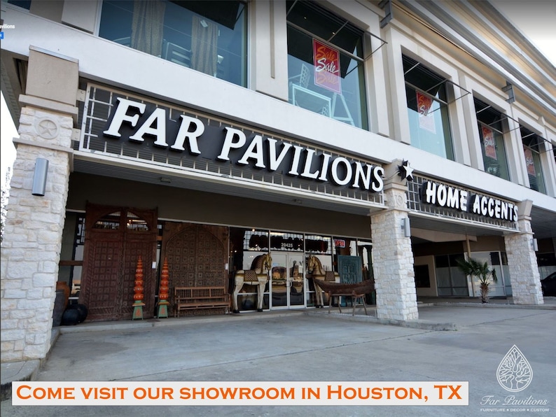 以下が含まれることがあります： テキサス州ヒューストンにあるFar Pavilions Home Accentsの店舗外観は、石造りのファサードと大きな黒い看板が特徴です。入り口には、彫刻が施された木製のドア、木製のベンチ、2頭の馬の像、ボート型の装飾品が展示されています。