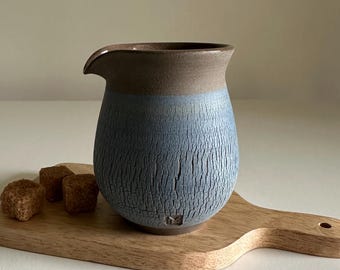 Handgemachtes blaues Keramik Milchkännchen: Kleiner Steinzeug Sahnekännchen (200 ml)