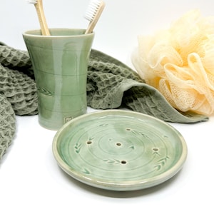 Green ceramic bathroom set with floral motif – handmade soap dish & toothbrush holder | 2-piece pottery housewarming gift
