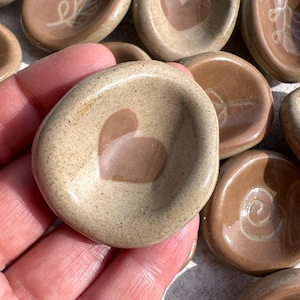 Pietra della preoccupazione in ceramica color caramello beige - Collezione Simbolo della Terra - Regalo di radicamento fatto a mano