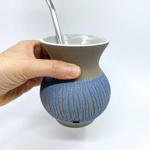 Calebasse yerba mate en céramique bleue de style cuia brésilien, tasse grès de yerba mate fait main, cadeau pour amateur de yerba mate image 1