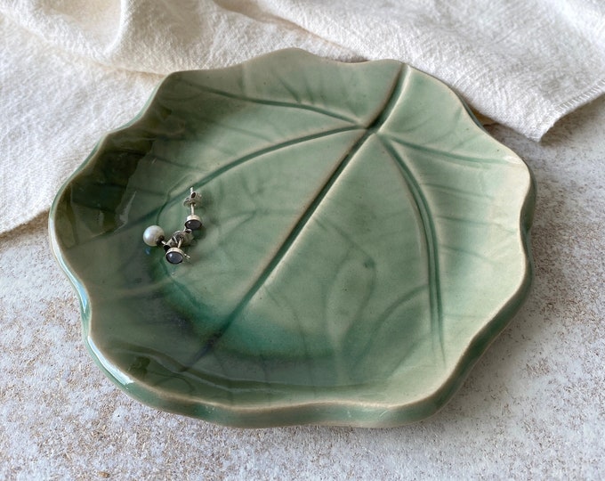 Small ceramic ring dish, green decorative trinket plate, ceramic jewelry holder, pottery home decor gift