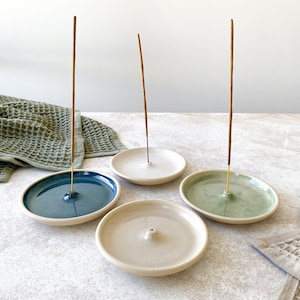 Runder Räucherstäbchenhalter im minimalistischen Stil, handgefertigter Keramik-Räucherstäbchenbrenner, Geschenk für Meditationsliebhaber