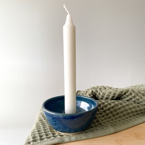 Handgjord ljusstake i djupblå keramik: minimalistisk present till heminredning i keramik