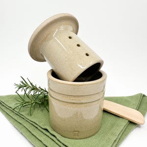 Handgemaakte Franse botervloot van steengoed 125 ml: karamelbeige keramische botervloot met water