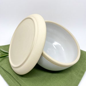 Beurrier en céramique de taille moyenne avec couvercle, plat de beurre recouvert en grès de style minimaliste, cadeau de décor de cuisine image 7
