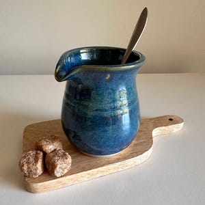 Handgemaakte blauwe keramische melkkan 250 ml: steengoed keukenaccessoires cadeau