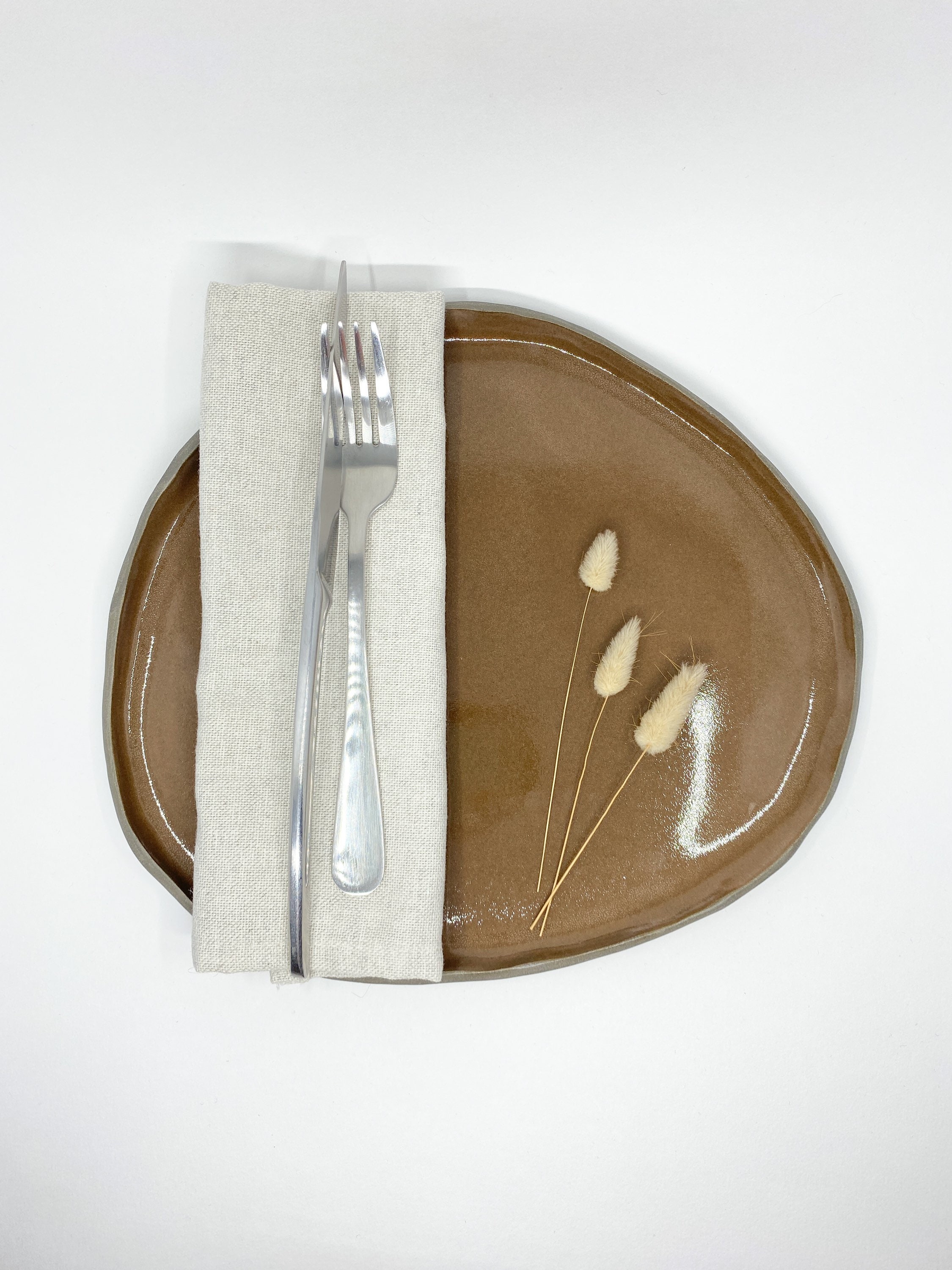 Assiette en Grès Organique, Assiette Céramique Faite à La Main, Minimaliste Fabriquée de Forme Natur