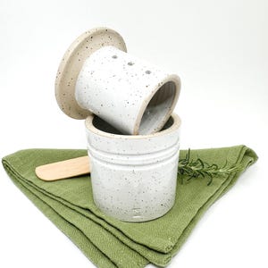 Beurrier breton blanc moucheté en grès (150 ml) : beurrier avec eau en céramique artisanale