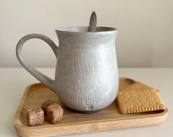 Ręcznie robiony biały i szary kubek z kamionki: minimalistyczny ceramiczny kubek do kawy, 500 ml