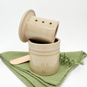 Butterdose aus Steingut mit Wasser, 150 ml: handgefertigte Keramik in karamell-beige