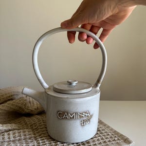 Teiera in ceramica fatta a mano – 600 ml, accessorio da cucina ideale come regalo per gli amanti del tè.
